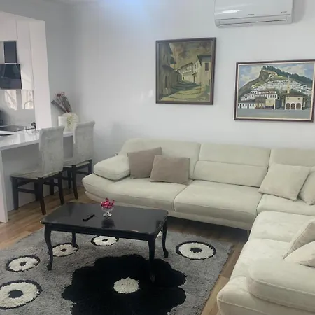 Flat In Berat's Center & Great Terrace Accommodatie bij particulieren *