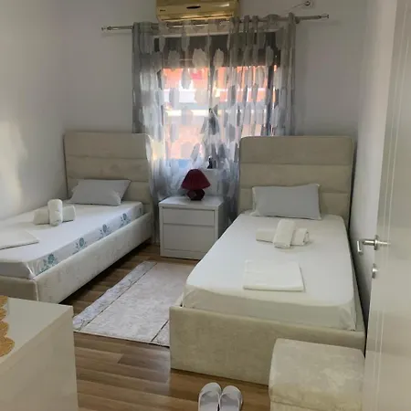 Flat In Berat's Center & Great Terrace Accommodatie bij particulieren