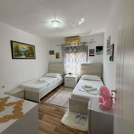 Flat In Berat's Center & Great Terrace Accommodatie bij particulieren *