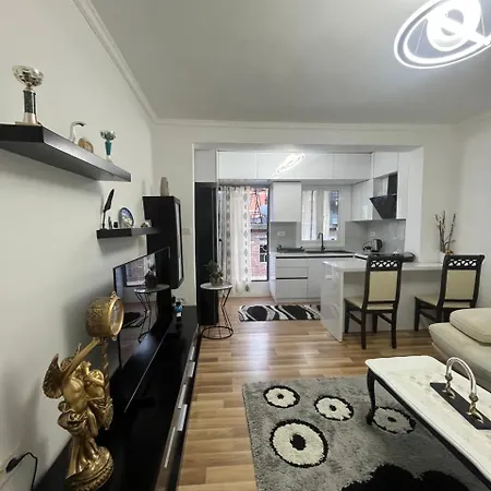 Flat In Berat's Center & Great Terrace Accommodatie bij particulieren *
