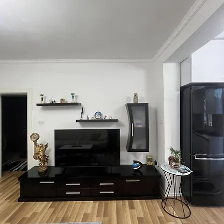 Flat In Berat's Center & Great Terrace בית אירוח *
