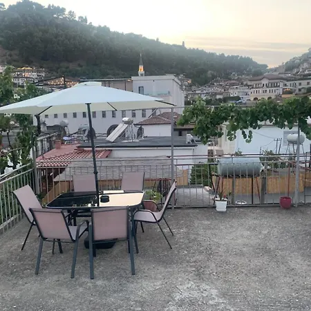 Flat In Berat's Center & Great Terrace Accommodatie bij particulieren *
