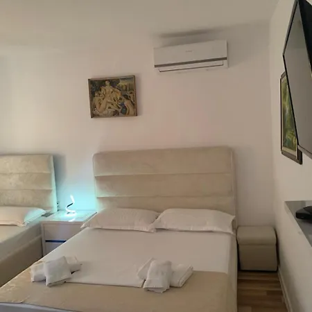 Flat In Berat's Center & Great Terrace 홈스테이 베라트