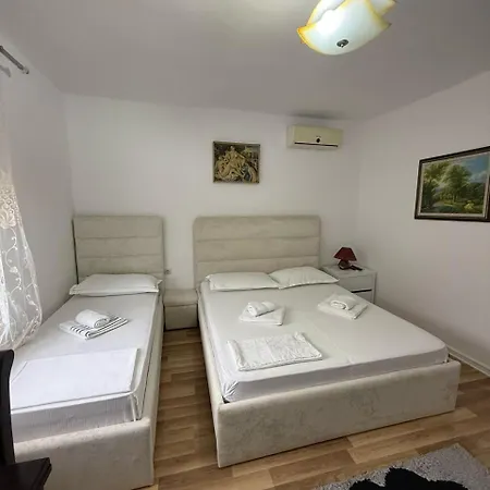 Проживание в семье Flat In Berat's Center *