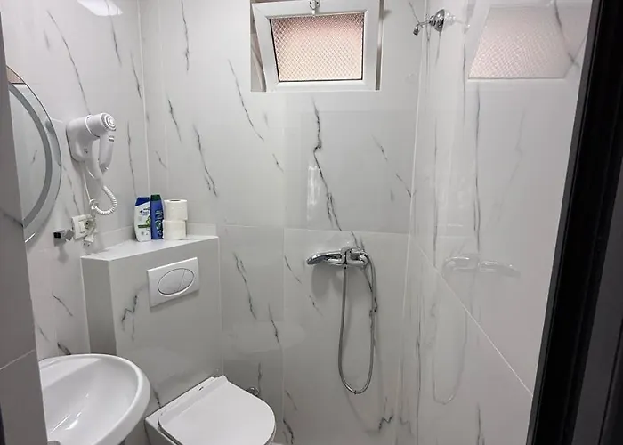 Modern Flat With Stunning Private Terrace بيرات